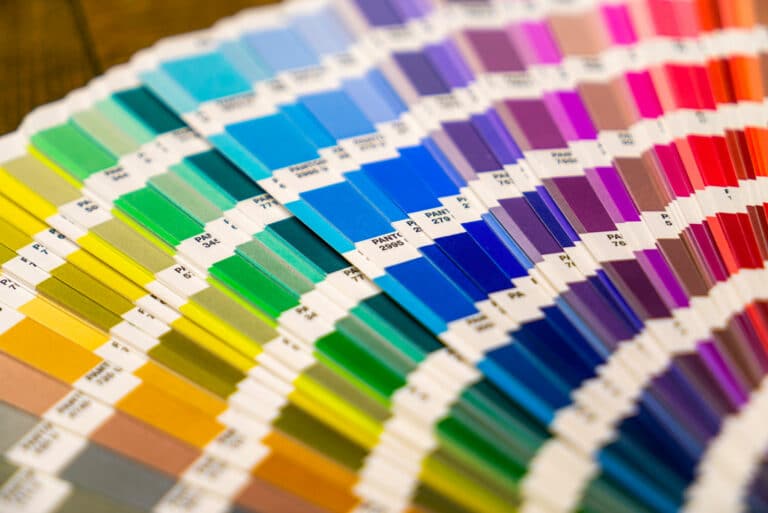Éventail de couleurs Pantone pour illustrer les étapes de création d'identité visuelle