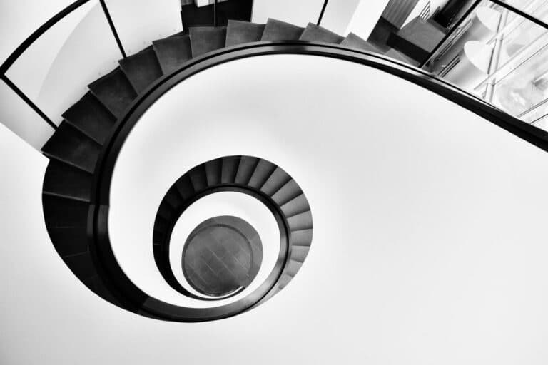 Long escalier en colimaçon moderne en noir & blanc.
